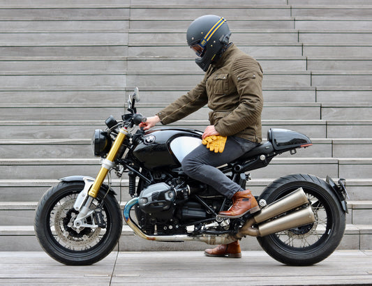 Porque empezar bien en moto no es sólo dominar el embrague o maniobrar con éxito: se trata también de estar bien equipado para conducir con más tranquilidad, con más comodidad y, sobre todo, con más seguridad.