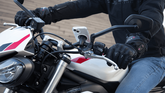 Un motociclista novel sujeta su casco cerca de su motocicleta, ilustrando la elección decisiva de la primera dos ruedas tras obtener el carnet A2.