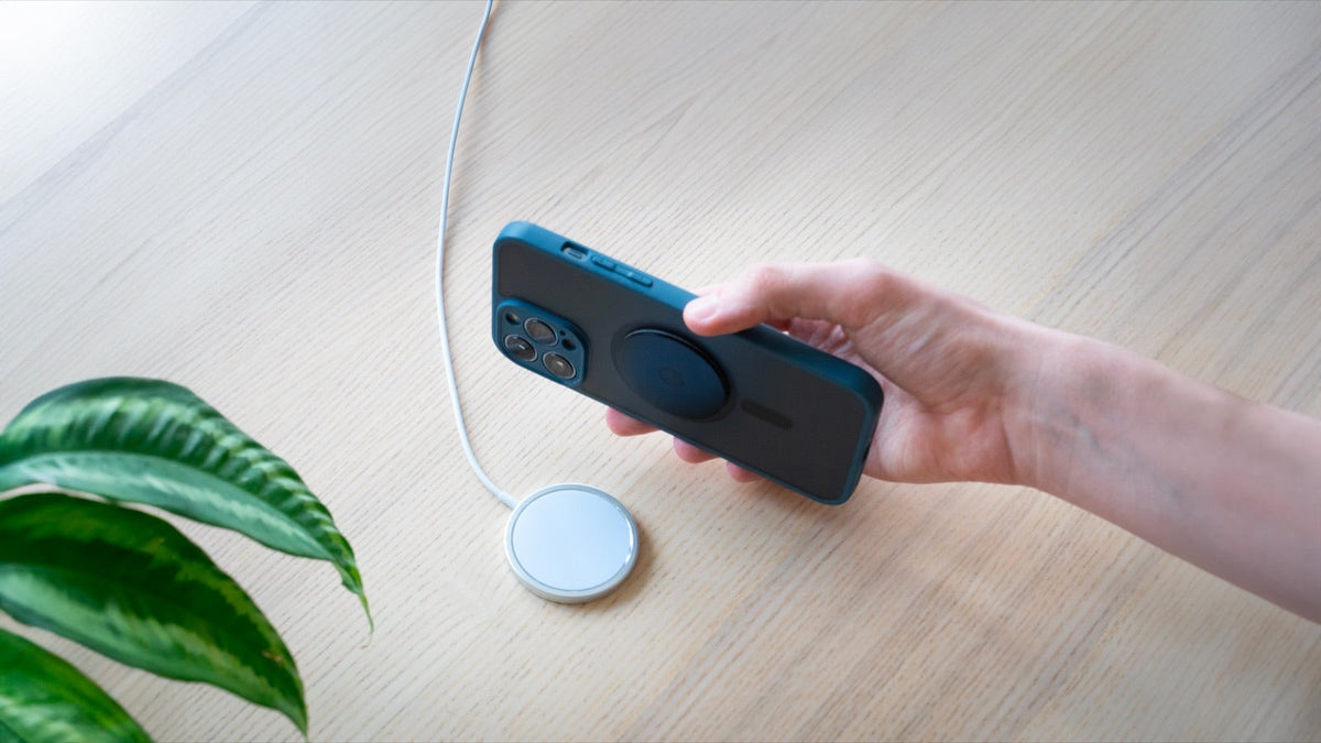 Plaque métal adhésive Shapeheart collée au dos d'un iPhone, alternative au MagSafe