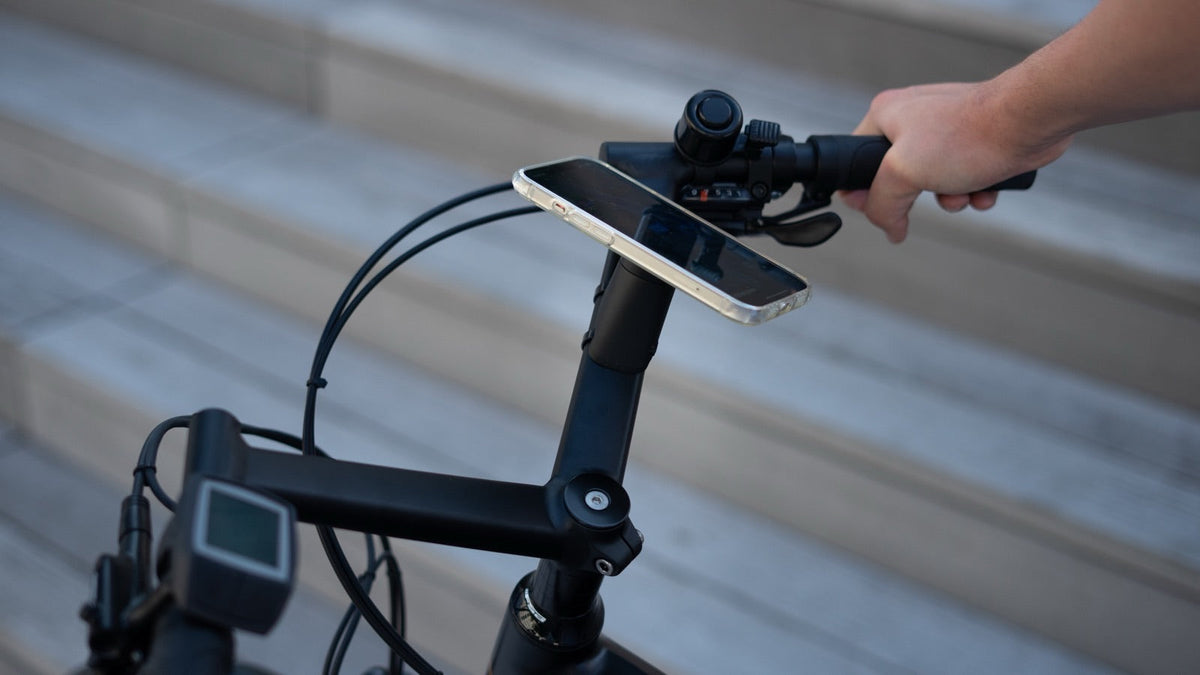 Support téléphone Shapeheart avec plaque métal sur le guidon d'un vélo électrique Moustache