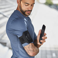 Brazalete deportivo con funda extraíble.