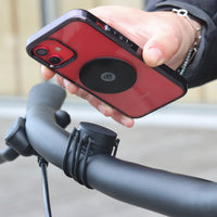 Fijación magnética del teléfono con placa metálica en el soporte de manillar de bicicleta fijado con gomas elásticas