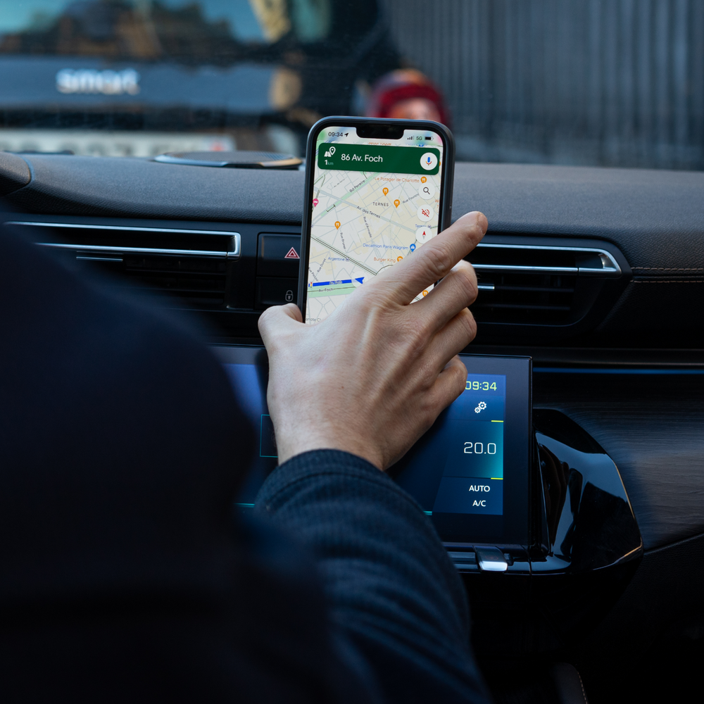 Navegación GPS en la pantalla de un smartphone fijado con el soporte magnético Shapeheart en un coche.