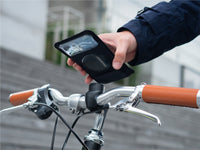 Magnetización del teléfono en la funda de protección sobre el soporte PRO para manillar de bicicleta