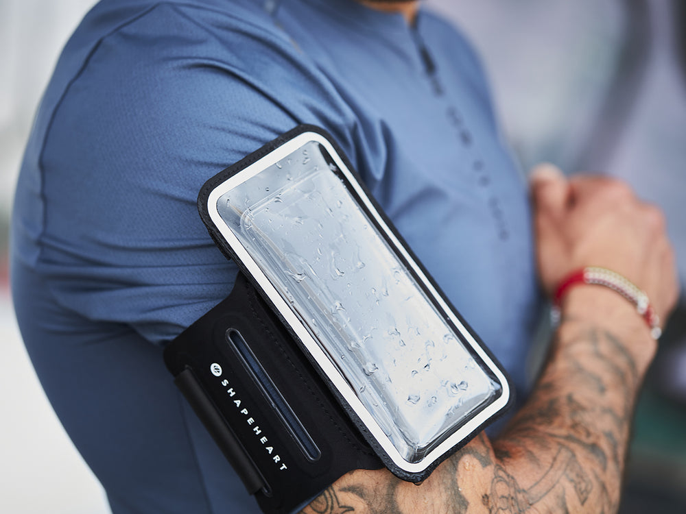 Brazalete Shapeheart con funda impermeable, que protege el smartphone de la lluvia y compatible con la pantalla táctil.