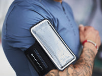 Brazalete Shapeheart con funda impermeable, que protege el smartphone de la lluvia y compatible con la pantalla táctil.