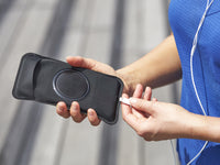 Funda magnética desmontable, que permite un acceso fácil al teléfono durante las sesiones de running, abertura para auriculares