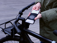 Funda magnética Shapeheart para soporte de bicicleta PRO - vista detallada. Ilustración de la funda magnética incluida, ideal para asegurar el teléfono mientras permanece accesible.