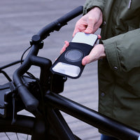 Inserción del teléfono en la funda magnética Shapeheart antes de fijarlo en el soporte magnético para manillar de bicicleta