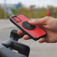 Vista detallada de la placa metálica Shapeheart pegada en el teléfono, fina y discreta