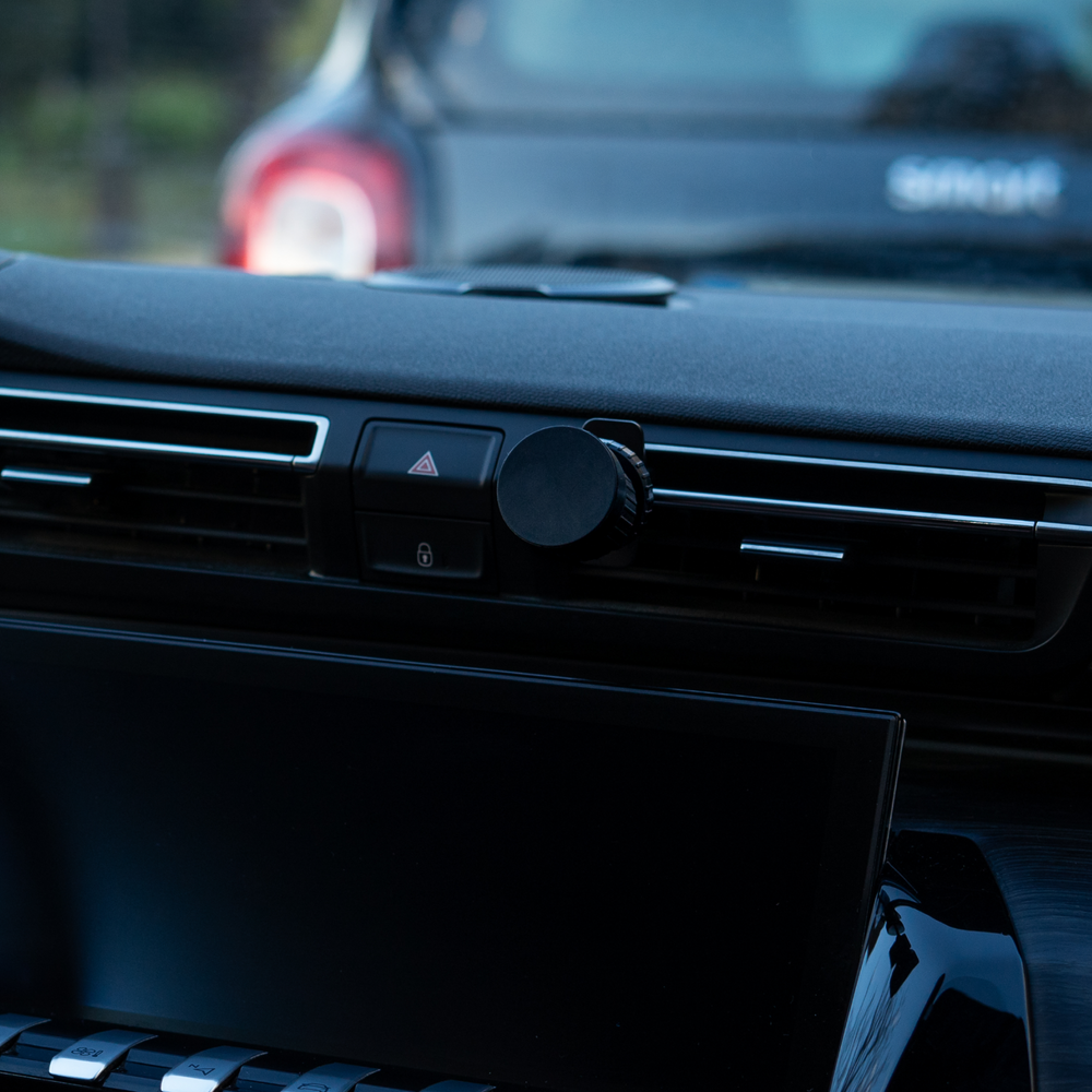 Vista detallada del soporte magnético para rejilla de ventilación de coche, accesorio compacto y elegante.