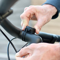 Instalación del soporte en un manillar de bicicleta con las 2 gomas elásticas. Facilidad y rapidez de instalación, las gomas son robustas y permiten un sujeción perfecta del teléfono