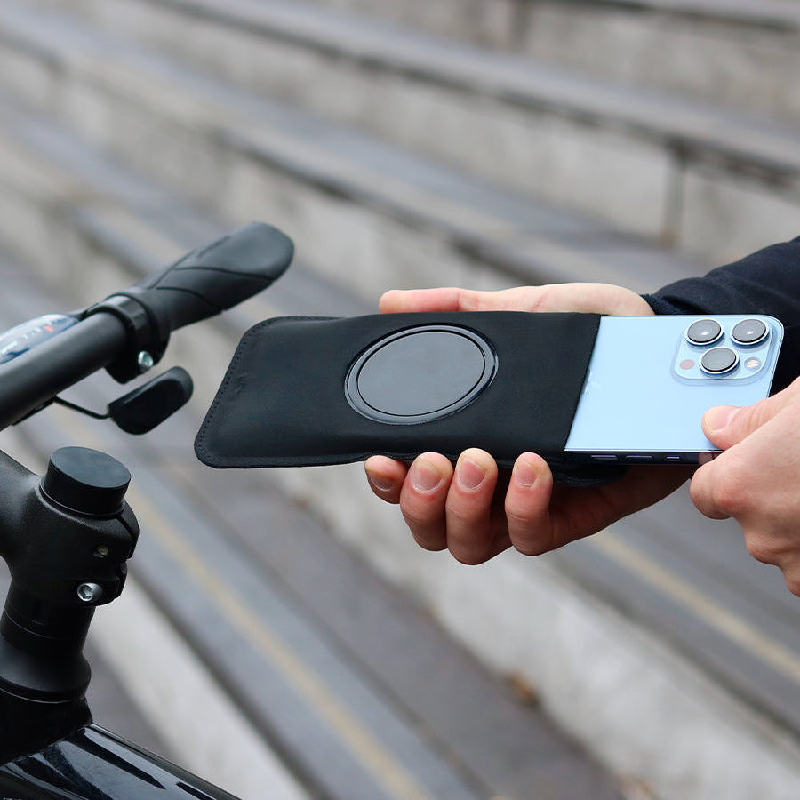 Inserción del smartphone en la funda magnética Shapeheart, lista para fijarse en el soporte para potencia de bicicleta magnético