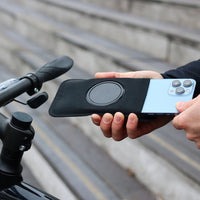 Inserción del smartphone en la funda magnética Shapeheart, lista para fijarse en el soporte para potencia de bicicleta magnético