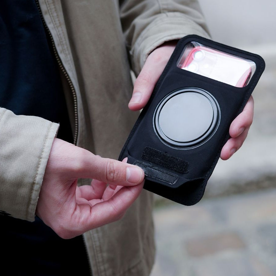 Cierre de la funda de protección mediante solapa de velcro, perfectamente resistente al agua y táctil, el teléfono no corre ningún riesgo