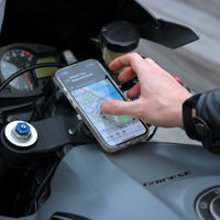 Smartphone sujeto en soporte moto deportiva Shapeheart y antivibración, navegación GPS estable y segura