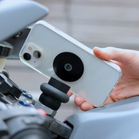 Placa metálica Shapeheart instalada en smartphone, ideal para una fijación magnética robusta y compatible con antivibración