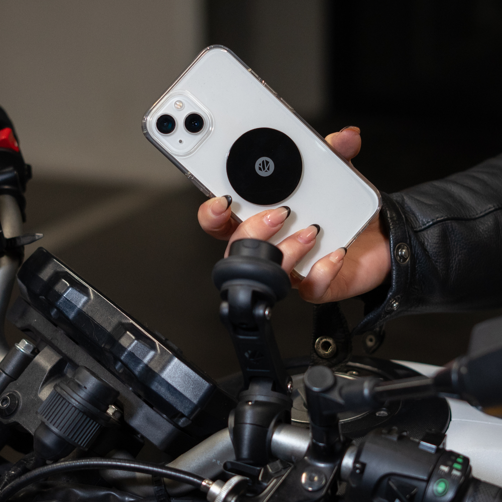 Sujeta tu smartphone en moto gracias a la placa metálica y antivibración Shapeheart.