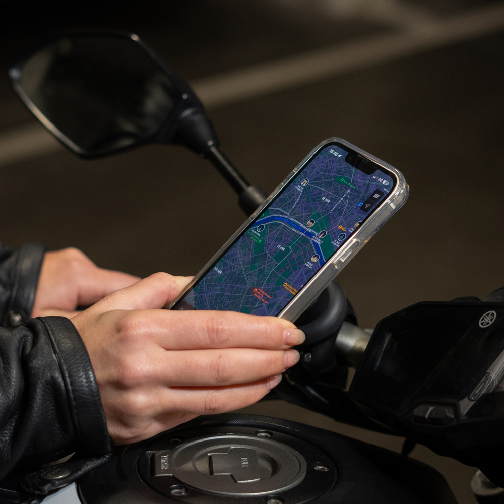 Smartphone asegurado en soporte magnético Shapeheart con antivibración, protege de los reflejos y las vibraciones.