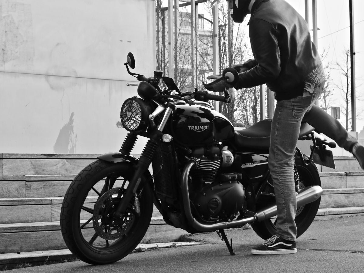 Motociclista principiante entrenándose en un aparcamiento, destacando la importancia de progresar con total seguridad.