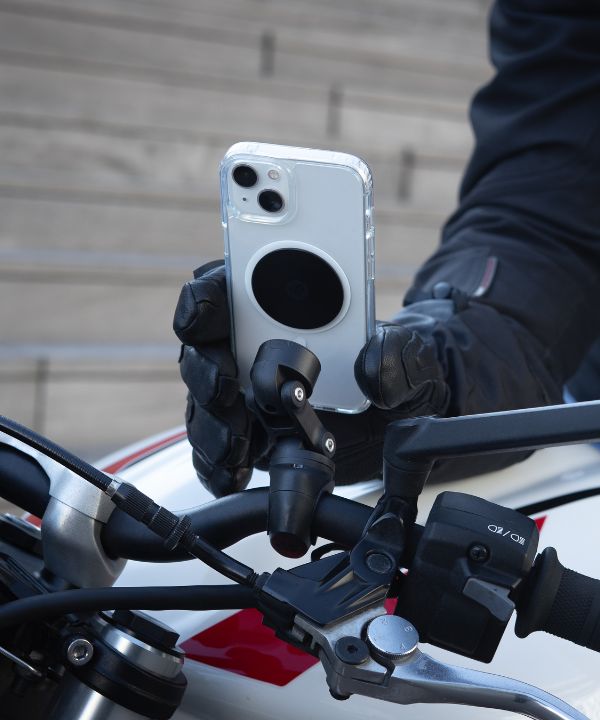 Soporte Shapeheart fijado en una moto, ilustrando las opciones de instalación según el tipo de máquina.