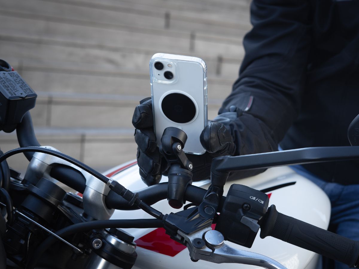 Soporte Shapeheart fijado en una moto, ilustrando las opciones de instalación según el tipo de máquina.