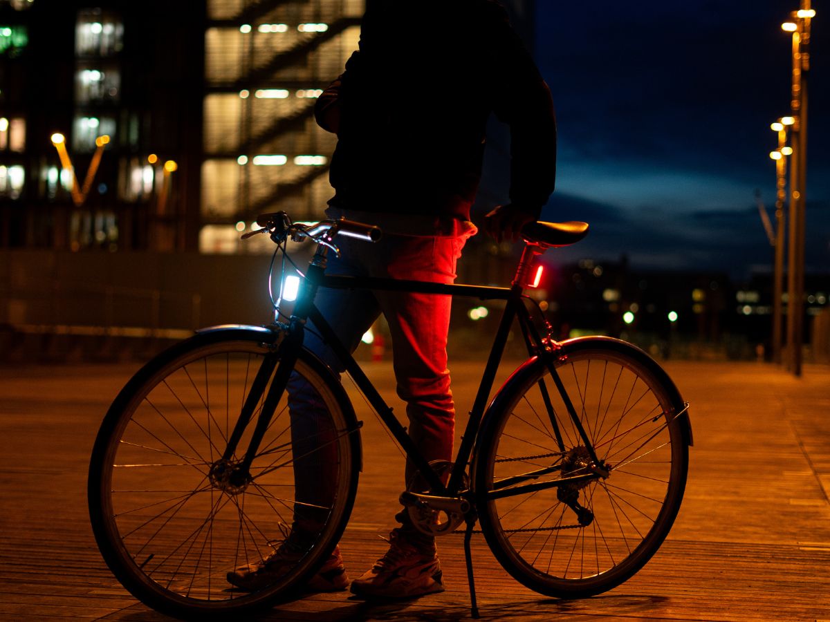 Bicicleta iluminada por las luces magnéticas Shapeheart, que ofrece una visibilidad de 300° para una seguridad óptima durante los trayectos nocturnos.