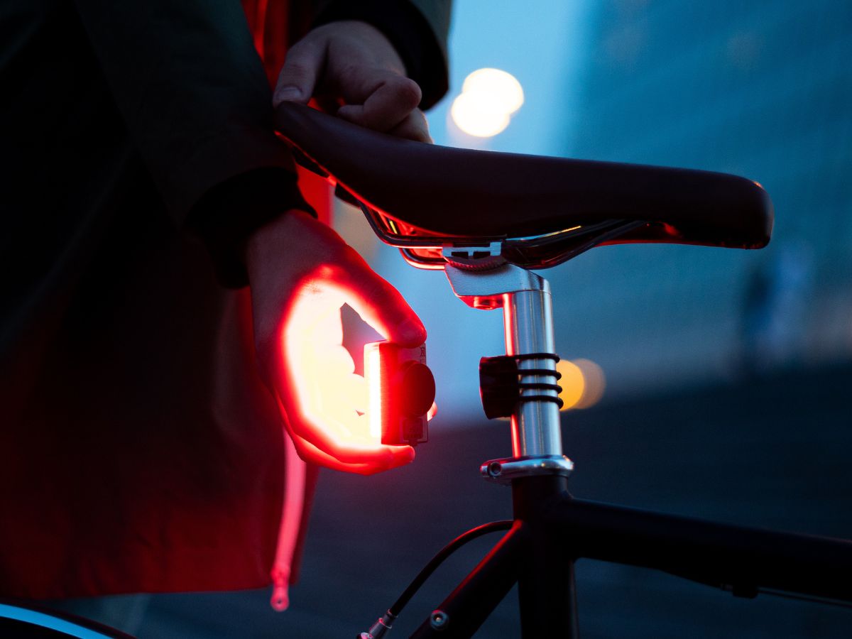 Luz roja magnética Shapeheart fijada en la parte trasera de una bicicleta, ofreciendo una visibilidad reforzada para pedalear con total seguridad.