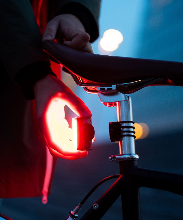 Luz roja magnética Shapeheart fijada en la parte trasera de una bicicleta, ofreciendo una visibilidad reforzada para pedalear con total seguridad.