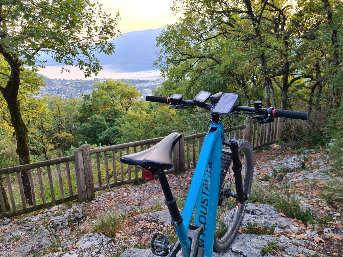 Ciclista consultando un mapa en su GPS dedicado y otro en una aplicación móvil.