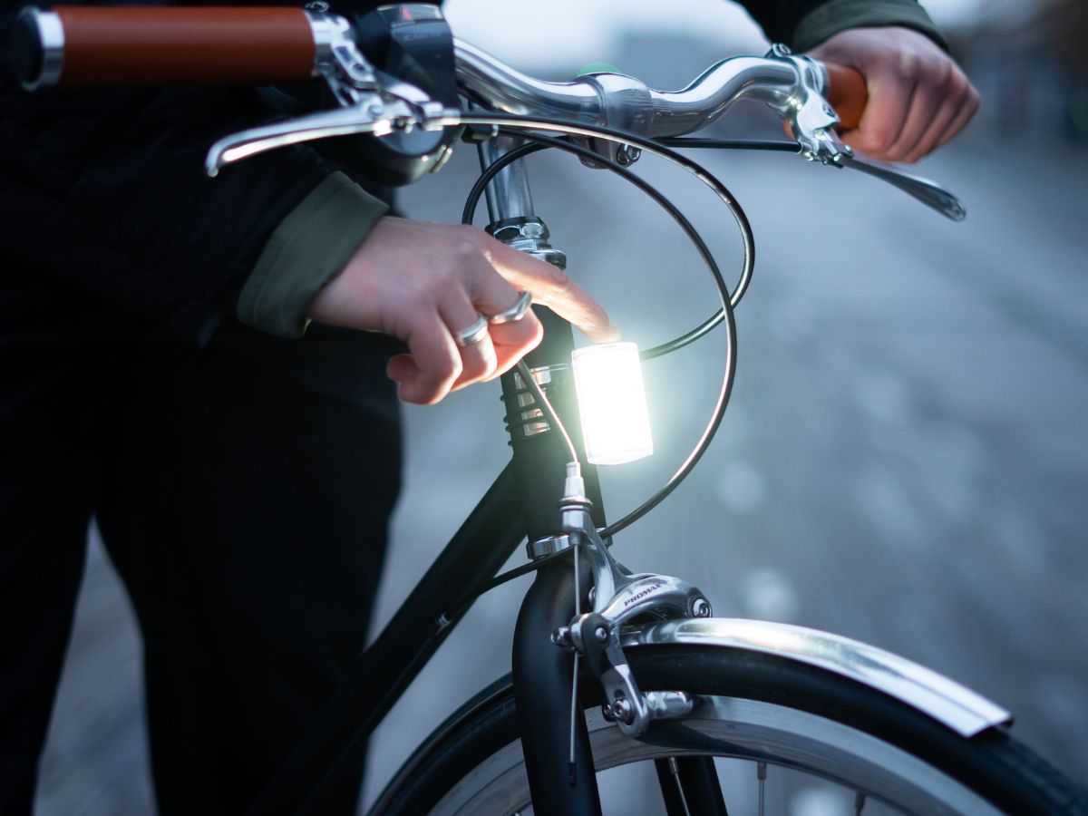 Activación fácil de la luz magnética Shapeheart, un simple toque para encender o apagar la iluminación de bicicleta recargable.