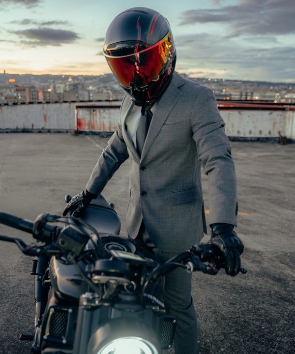 Motociclista equipado para la ciudad con un casco ligero y una mochila compacta.