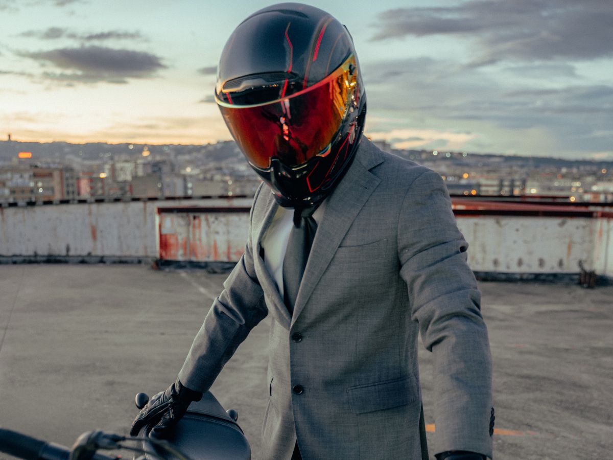 Motociclista equipado para la ciudad con un casco ligero y una mochila compacta.