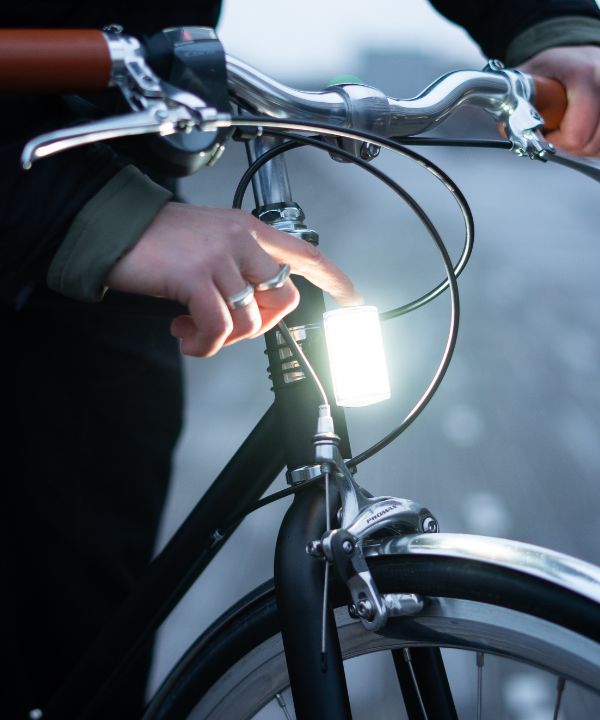 Activación sencilla de la luz magnética Shapeheart – un simple toque para encender o apagar la iluminación de bicicleta recargable.