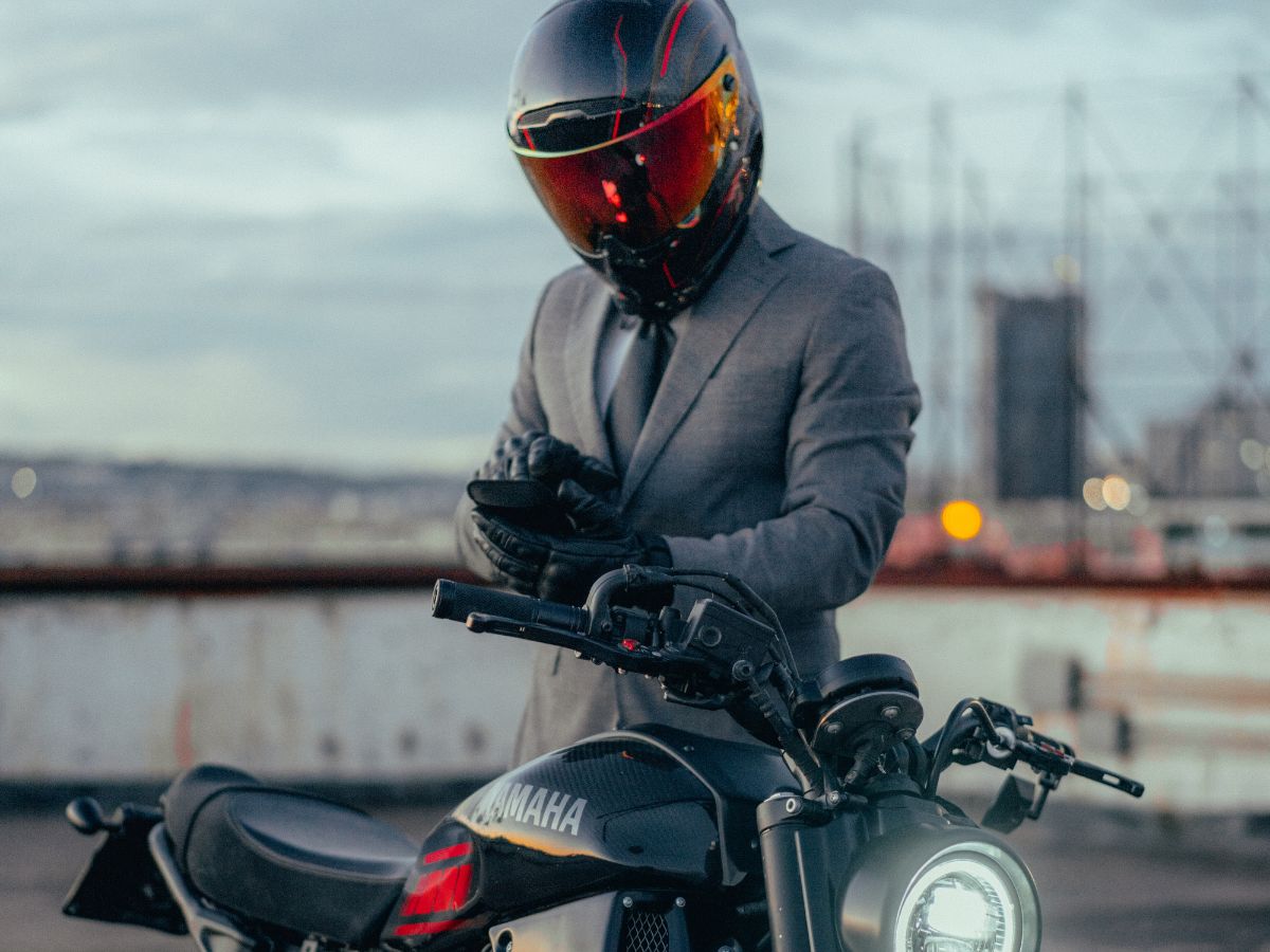 Soporte Shapeheart montado en un manillar de moto con navegación activa en la ciudad.