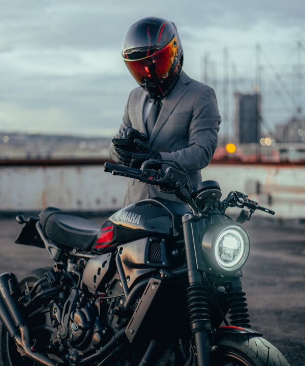 Soporte Shapeheart montado en un manillar de moto con navegación activa en la ciudad.