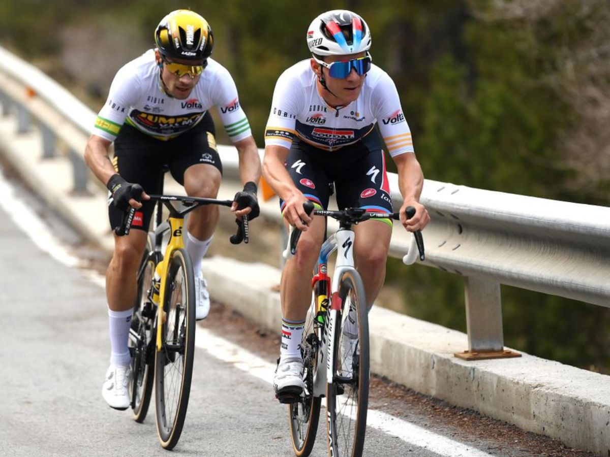 Evenepoel y Roglič en pleno esfuerzo en una etapa con colinas.