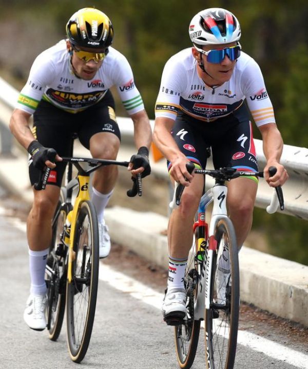 Evenepoel y Roglič en pleno esfuerzo en una etapa con colinas.