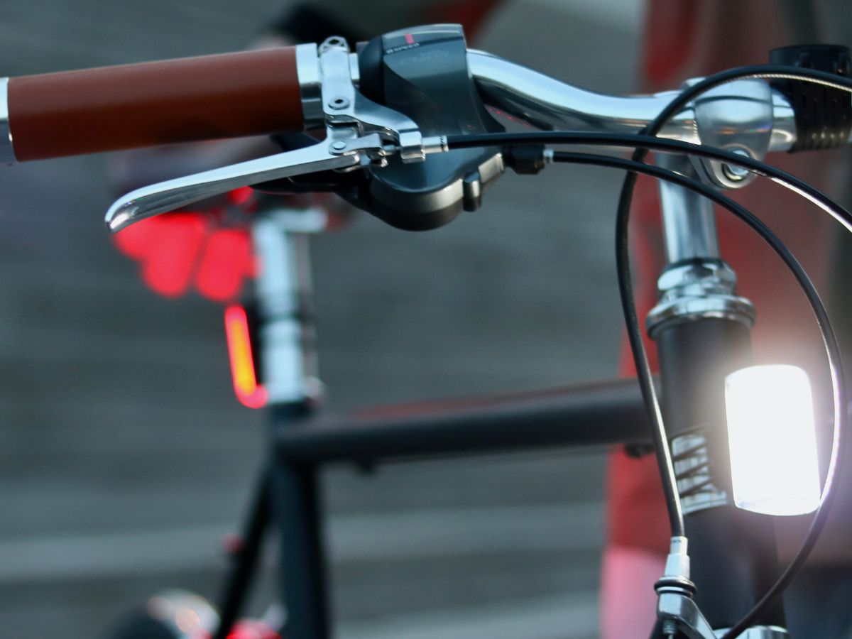 Luz delantera blanca Shapeheart fijada en una bicicleta, proporcionando una iluminación potente para conducir de noche con total tranquilidad.