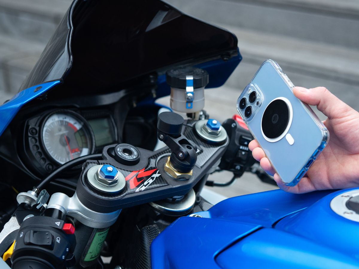 El MINI-BOOST permite organizar mejor tu puesto de pilotaje de moto. Un soporte más compacto para una configuración clara, funcional y ergonómica.