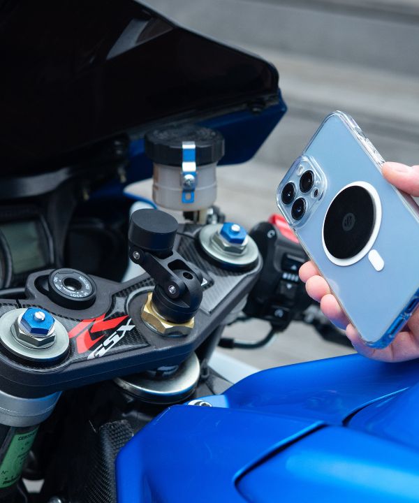 El MINI-BOOST permite organizar mejor tu puesto de pilotaje de moto. Un soporte más compacto para una configuración clara, funcional y ergonómica.