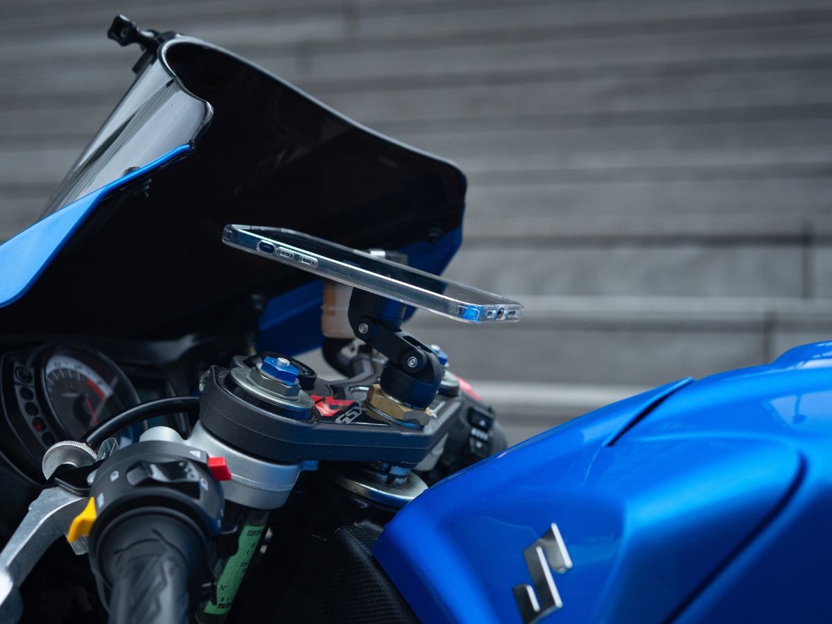 Gracias a su brazo corto, el soporte MINI-BOOST mejora la visibilidad del teléfono sin obstruir tu cuentakilómetros. Ideal para mantener los ojos en la carretera con total seguridad.