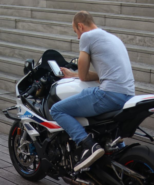 Soporte magnético moto compacto, rápido de instalar y fiable: el MINI-BOOST te acompaña en todas tus salidas. Compatible con fundas y placas Shapeheart.