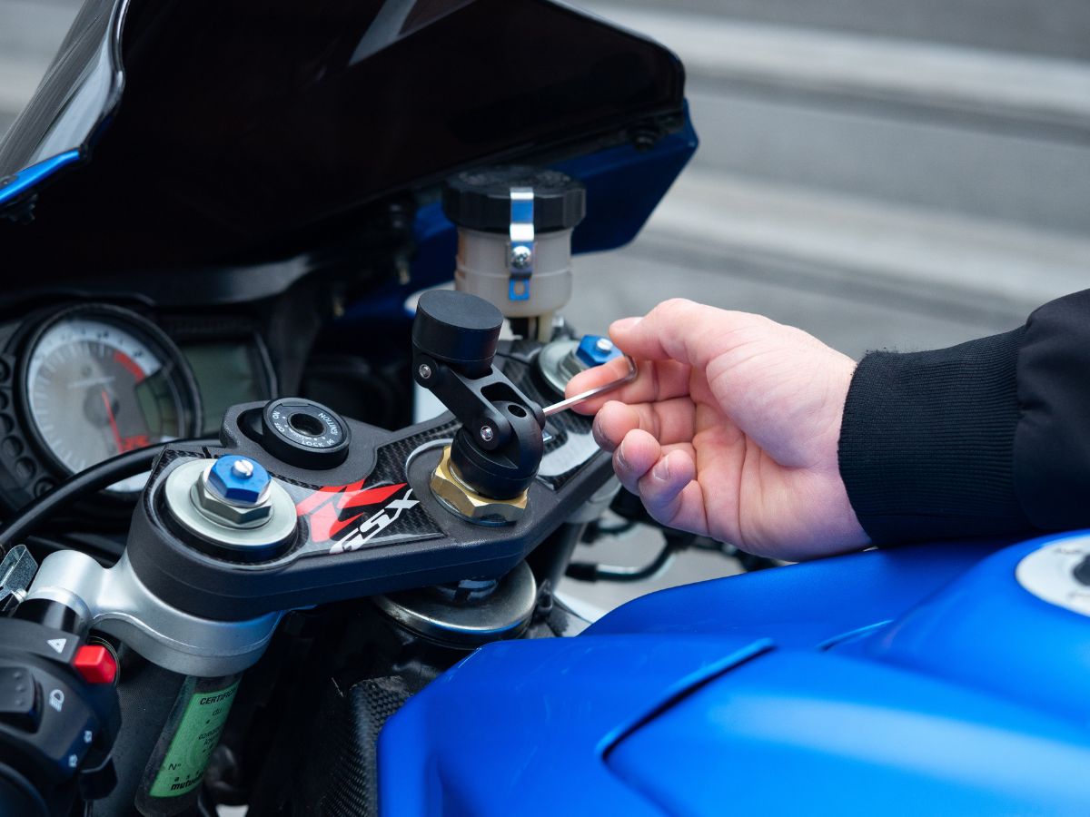 El MINI-BOOST es ideal para motos con semimanillares. Se puede adquirir como pieza de repuesto para adaptarse a tu soporte Moto Pro o STEM existente.