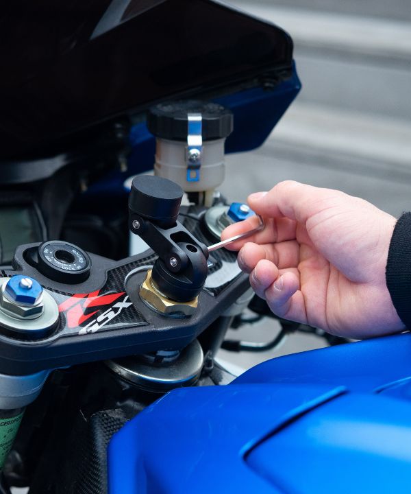 El MINI-BOOST es ideal para motos con semimanillares. Se puede adquirir como pieza de repuesto para adaptarse a tu soporte Moto Pro o STEM existente.