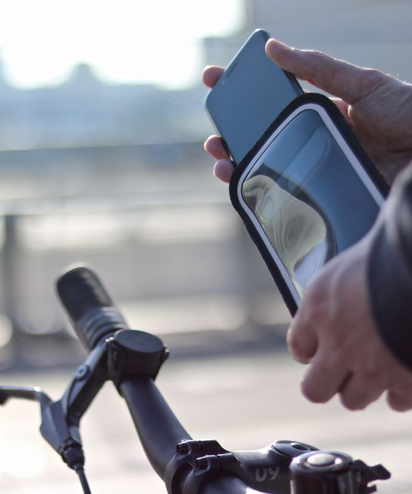 El soporte Shapeheart permite un acceso rápido al teléfono, sin perder tiempo durante los trayectos urbanos diarios.