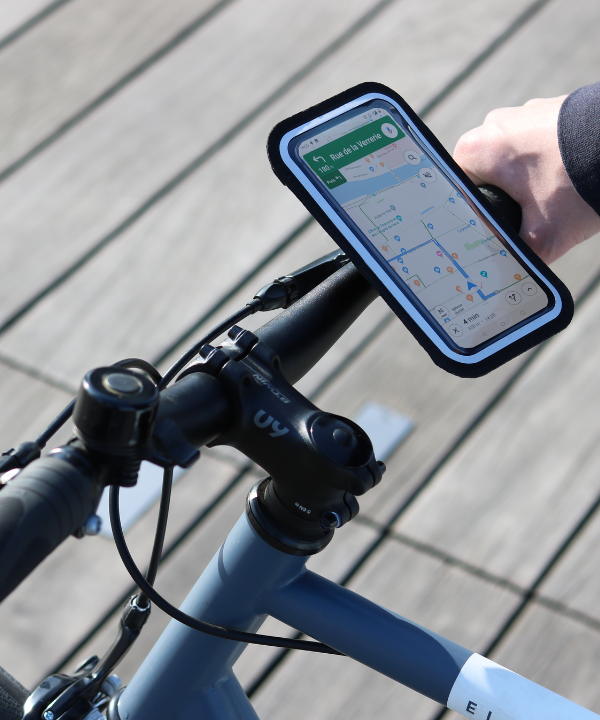 El soporte Shapeheart permanece estable incluso en caminos irregulares, y protege el teléfono de las inclemencias del tiempo gracias a su funda impermeable.