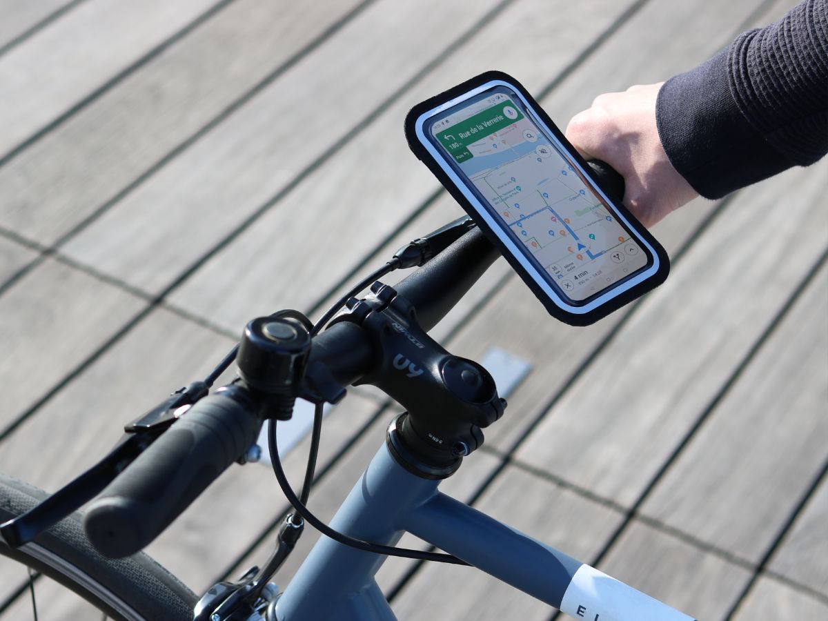 El soporte Shapeheart permanece estable incluso en caminos irregulares, y protege el teléfono de las inclemencias del tiempo gracias a su funda impermeable.