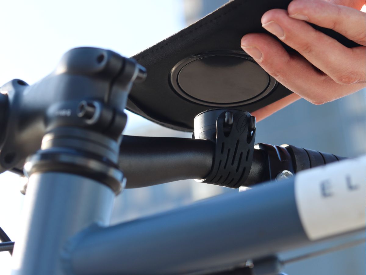 Su diseño discreto se integra en todo tipo de bicicletas, y su compatibilidad duradera lo convierte en un accesorio útil y reutilizable.