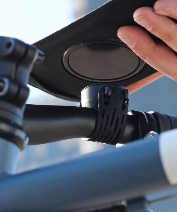Su diseño discreto se integra en todo tipo de bicicletas, y su compatibilidad duradera lo convierte en un accesorio útil y reutilizable.
